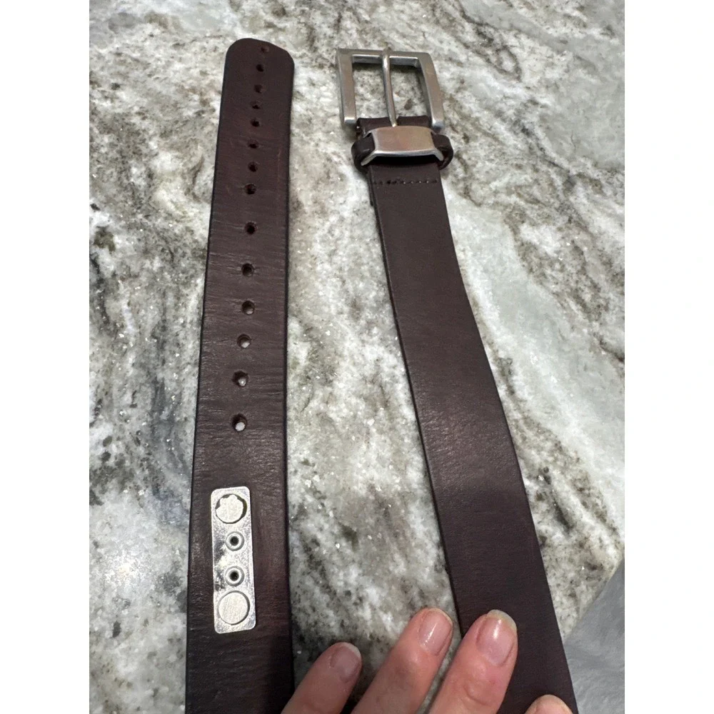 Mens dark brown leather belt with a silver-tone metal buckle size‎ 40